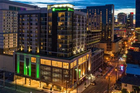 downtown nashville hotels walking distance.